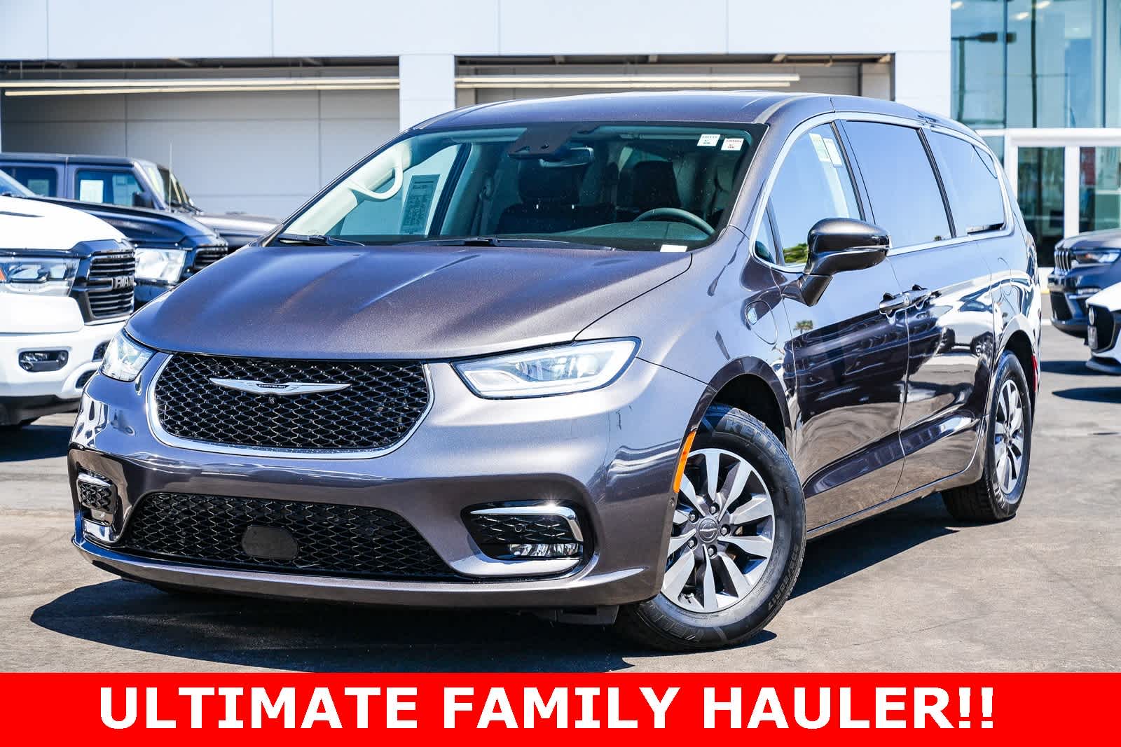 2022 Chrysler Pacifica Hybrid Touring L's photo