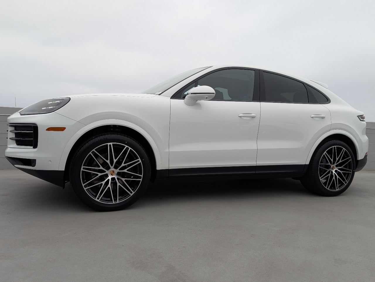 2025 Porsche Cayenne photo 2