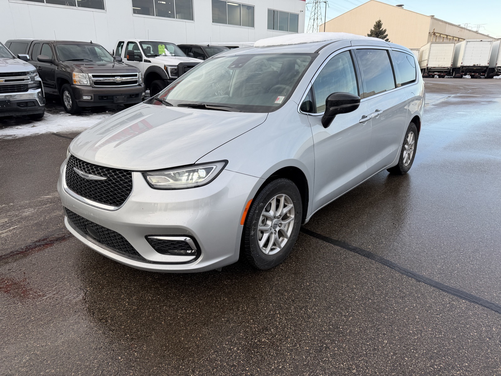 2024 Chrysler Pacifica Touring L's photo
