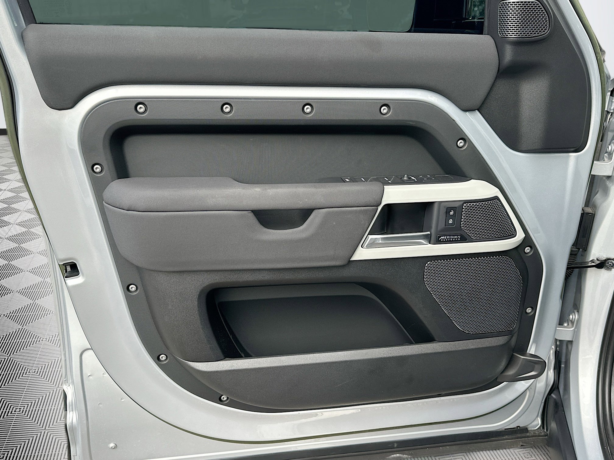 2023 Land Rover Defender X-Dynamic SE photo 18