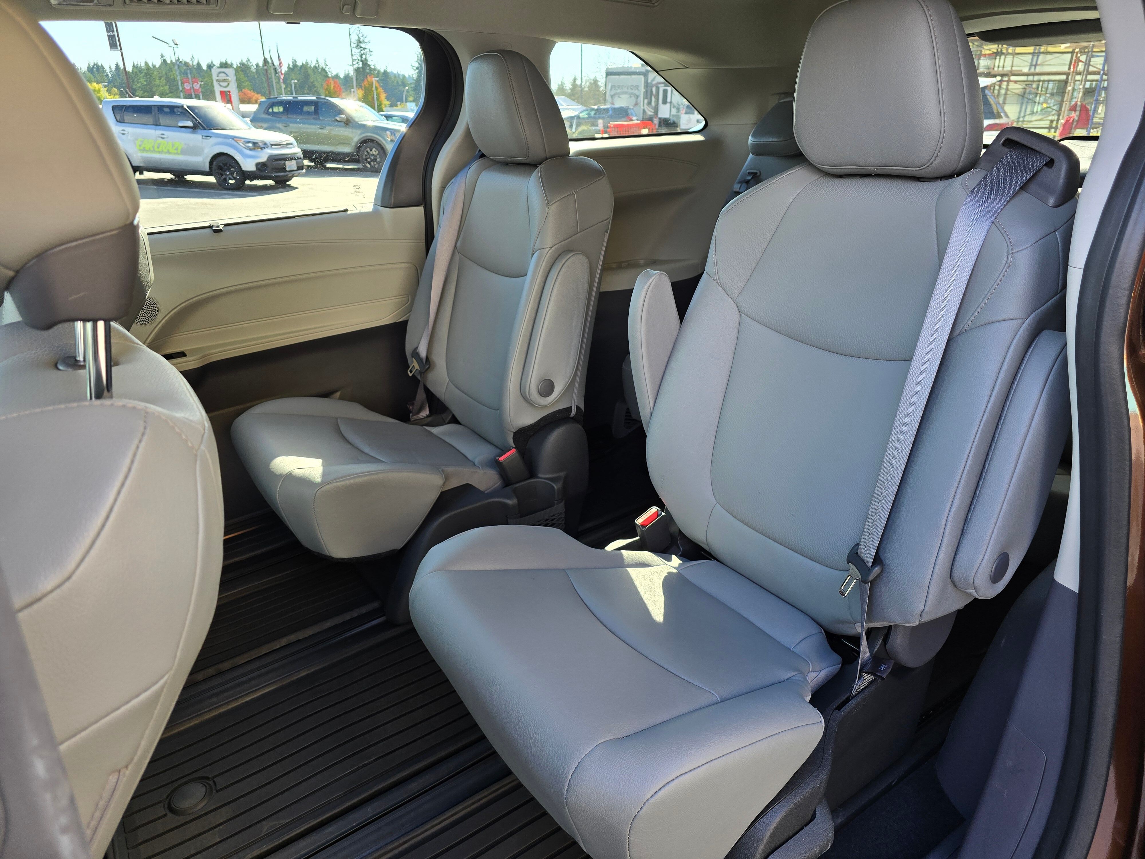 2023 Toyota Sienna XLE photo 4