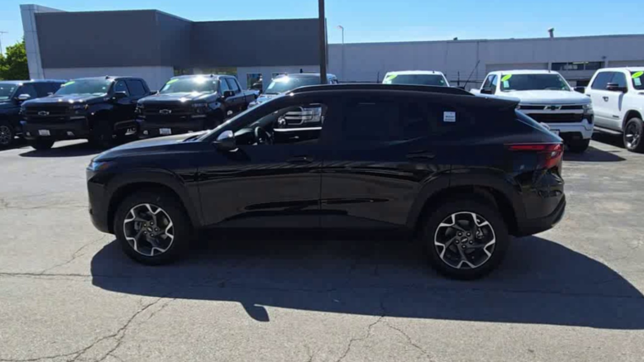 2025 Chevrolet Trax LT photo 24