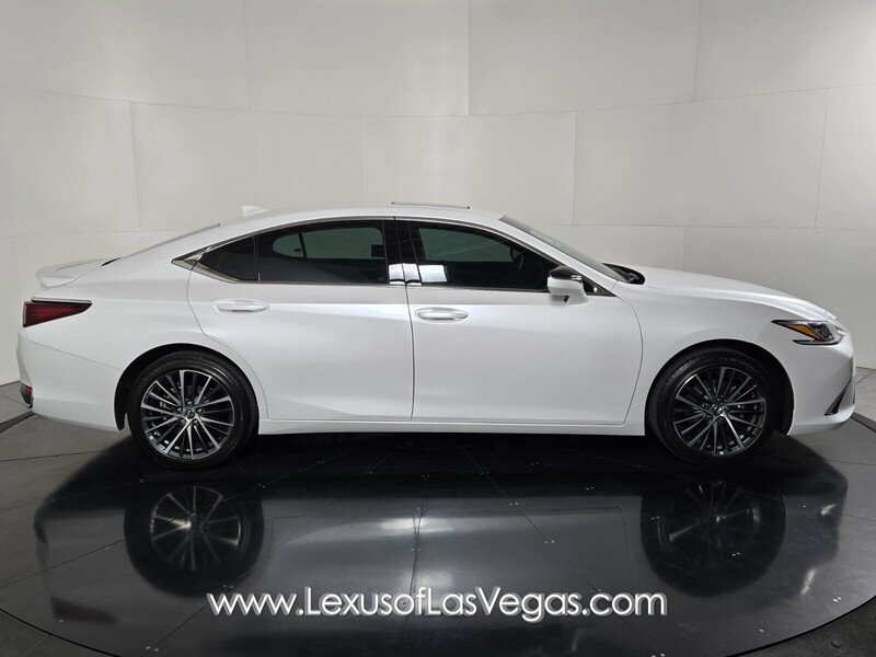 2025 Lexus ES 300h photo 3
