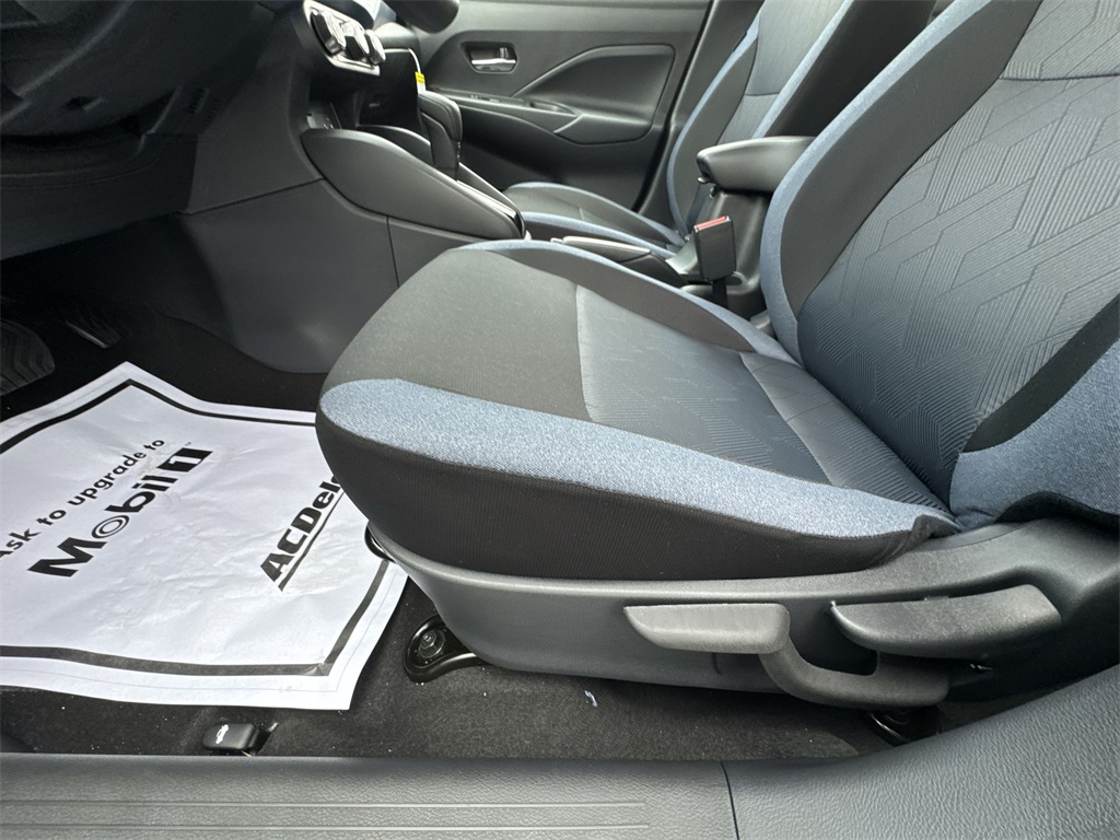 2025 Nissan Versa 1.6 SV photo 12