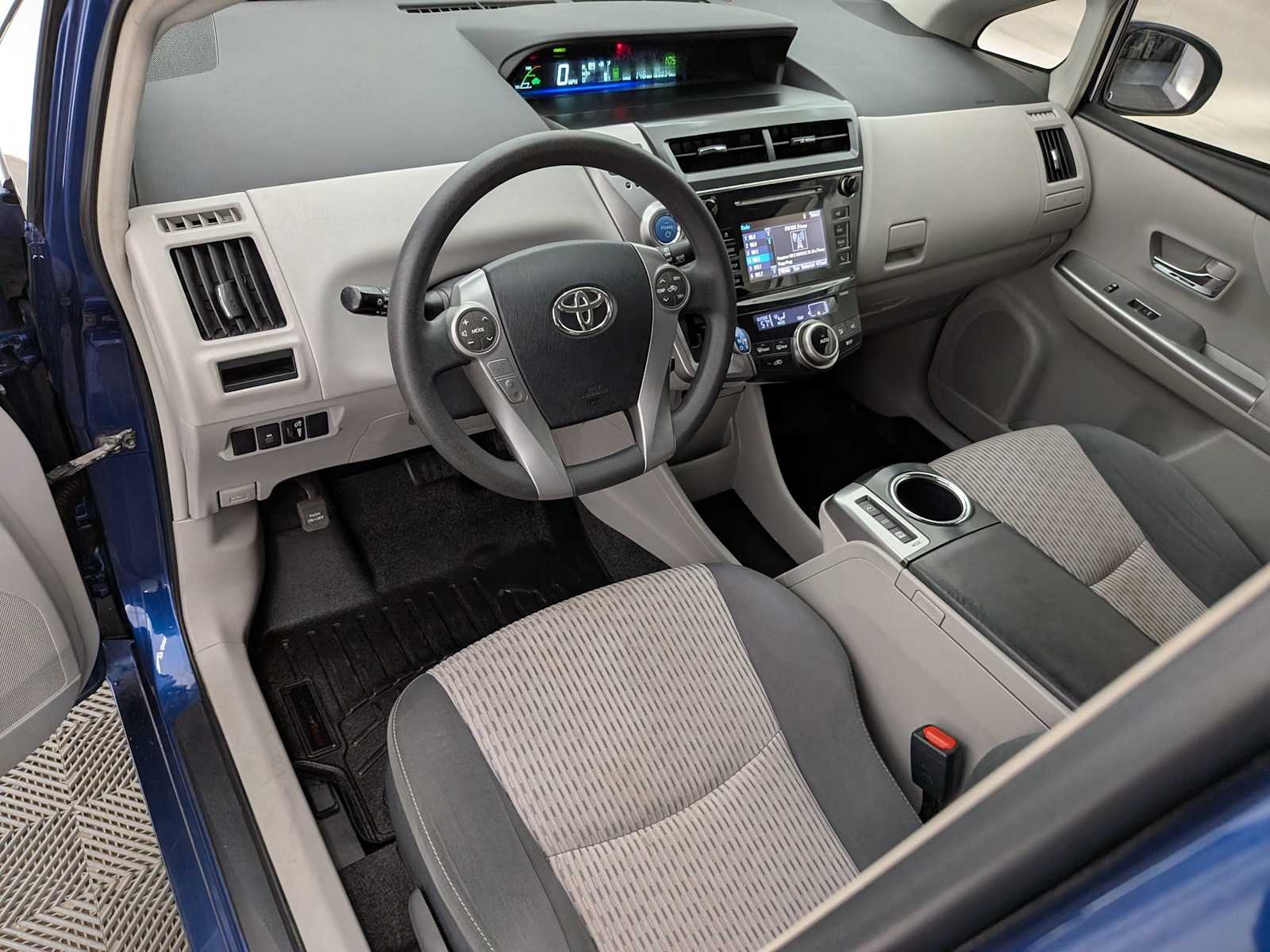 2016 Toyota Prius V Five photo 2