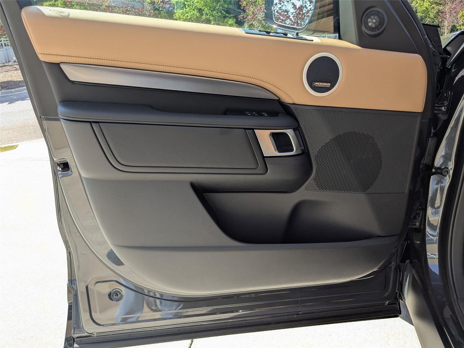 2025 Land Rover Discovery Metropolitan Edition photo 10