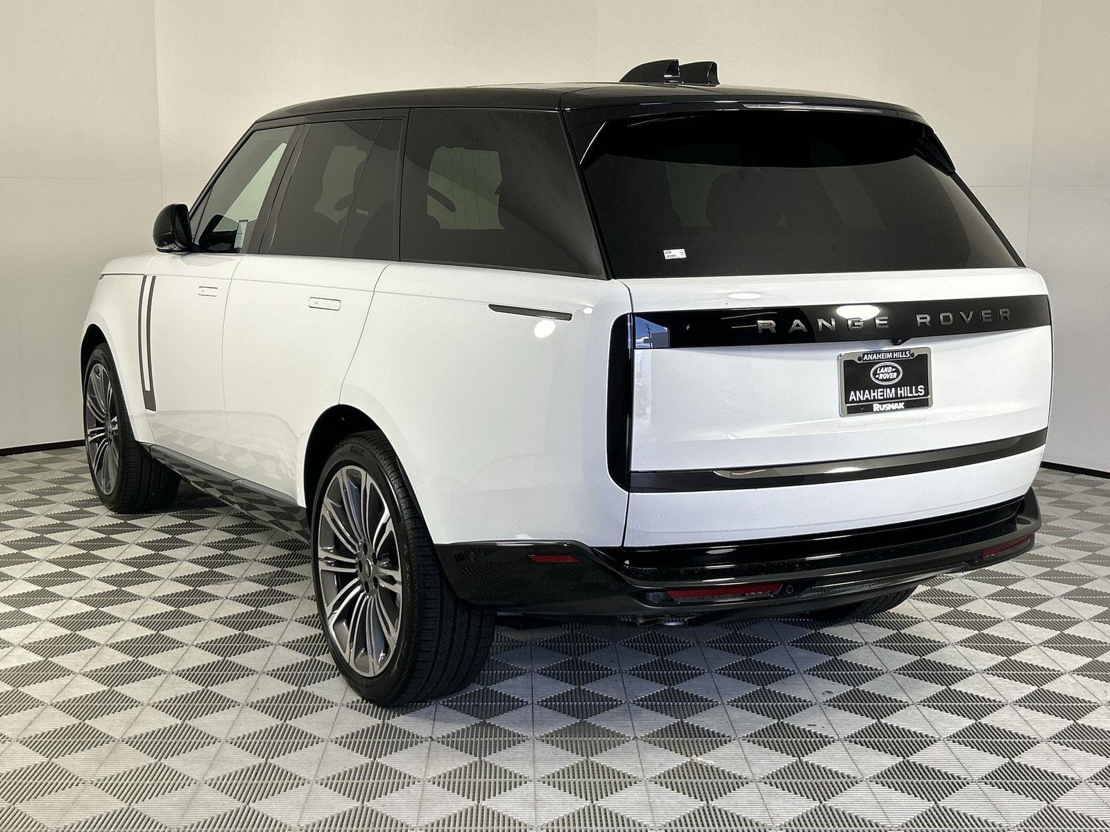 2025 Land Rover Range Rover SE photo 3
