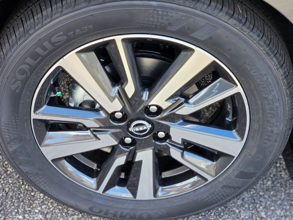 2025 Nissan Versa SV photo 8