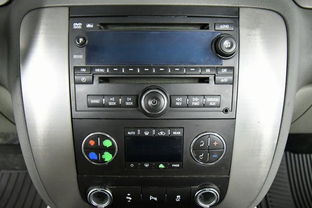 2013 Chevrolet Suburban 1500 LT photo 3