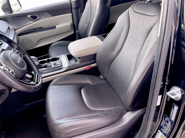 2024 Kia Carnival LX photo 2