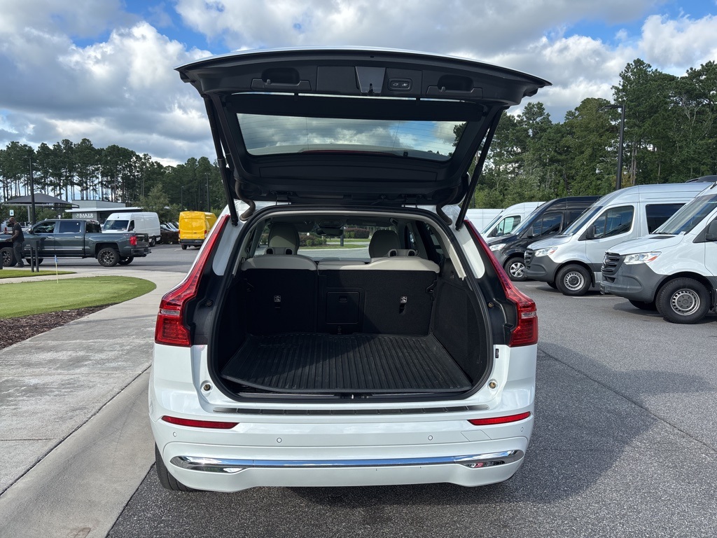 2022 Volvo XC60 B5 Inscription photo 13