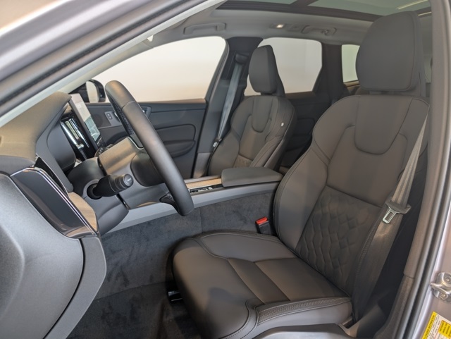 2026 Volvo XC60 B5 Plus photo 11