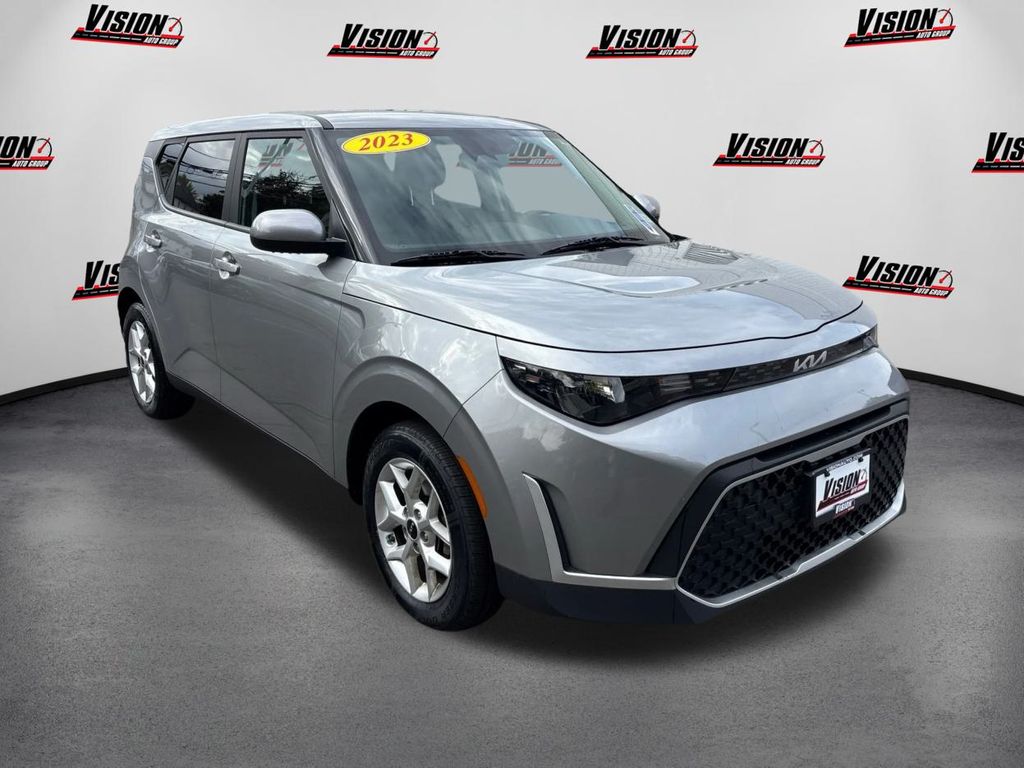 2023 Kia Soul LX photo 3