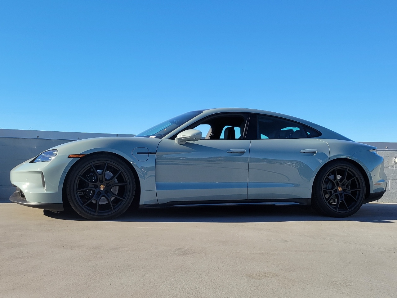 2025 Porsche Taycan 4S photo 2