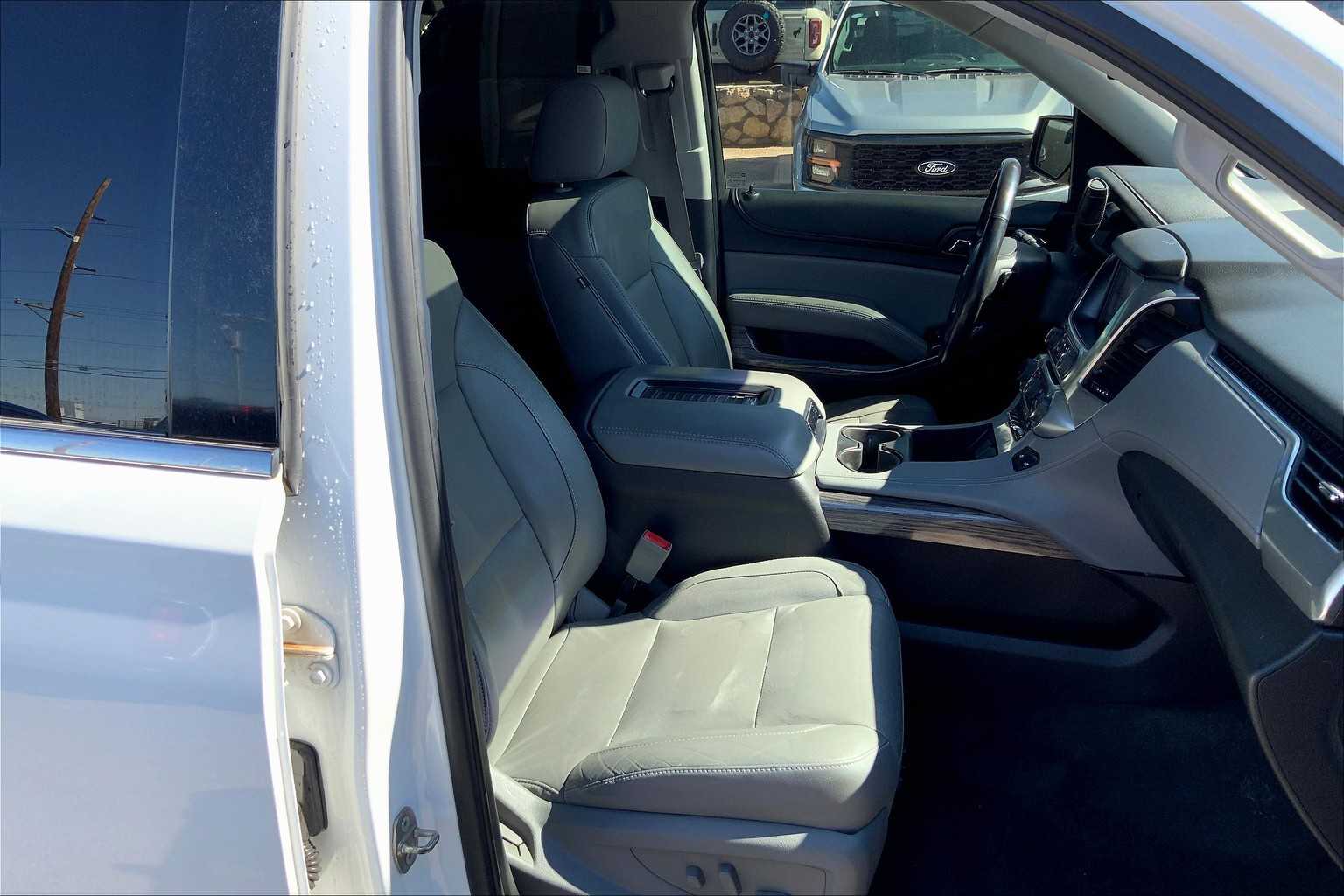 2016 Chevrolet Suburban LT photo 8