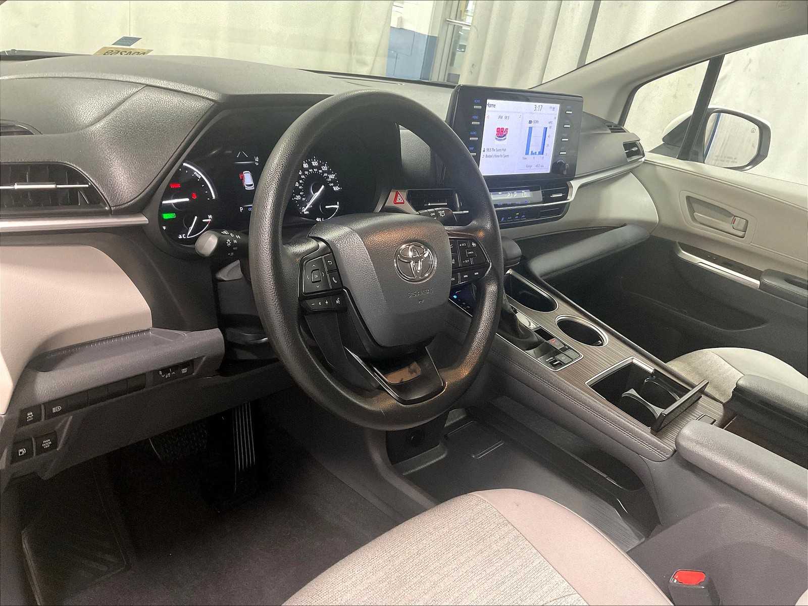2024 Toyota Sienna LE photo 8