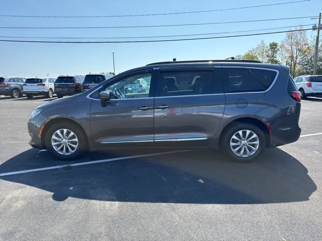 2017 Chrysler Pacifica Touring L photo 3
