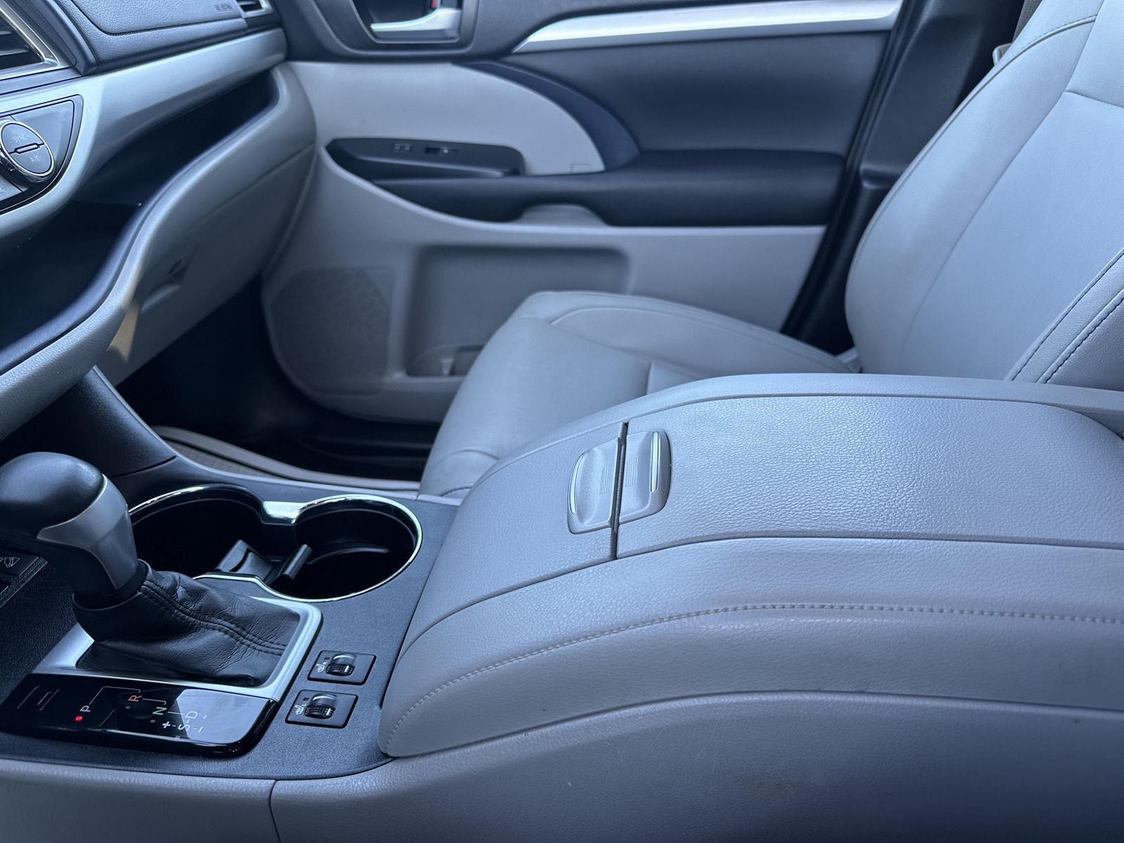 2017 Toyota Highlander XLE photo 26
