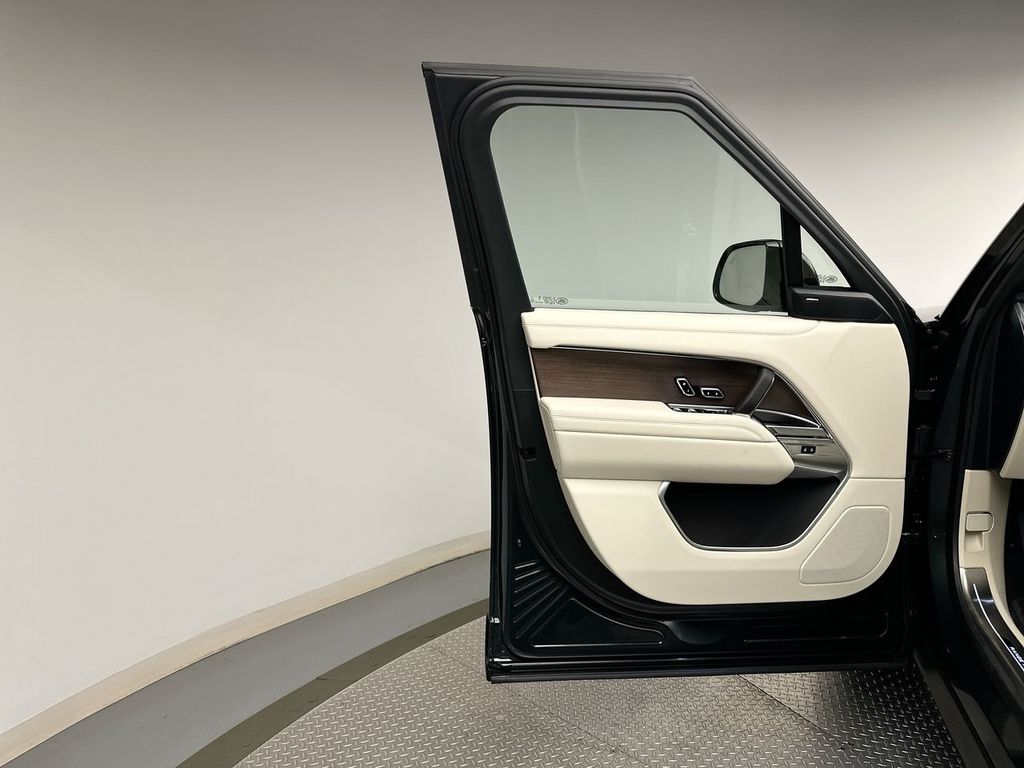 2025 Land Rover Range Rover SE photo 6