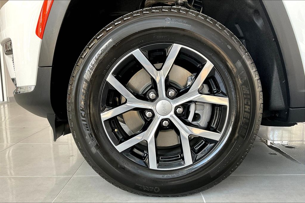 2025 Jeep Grand Cherokee Limited photo 4