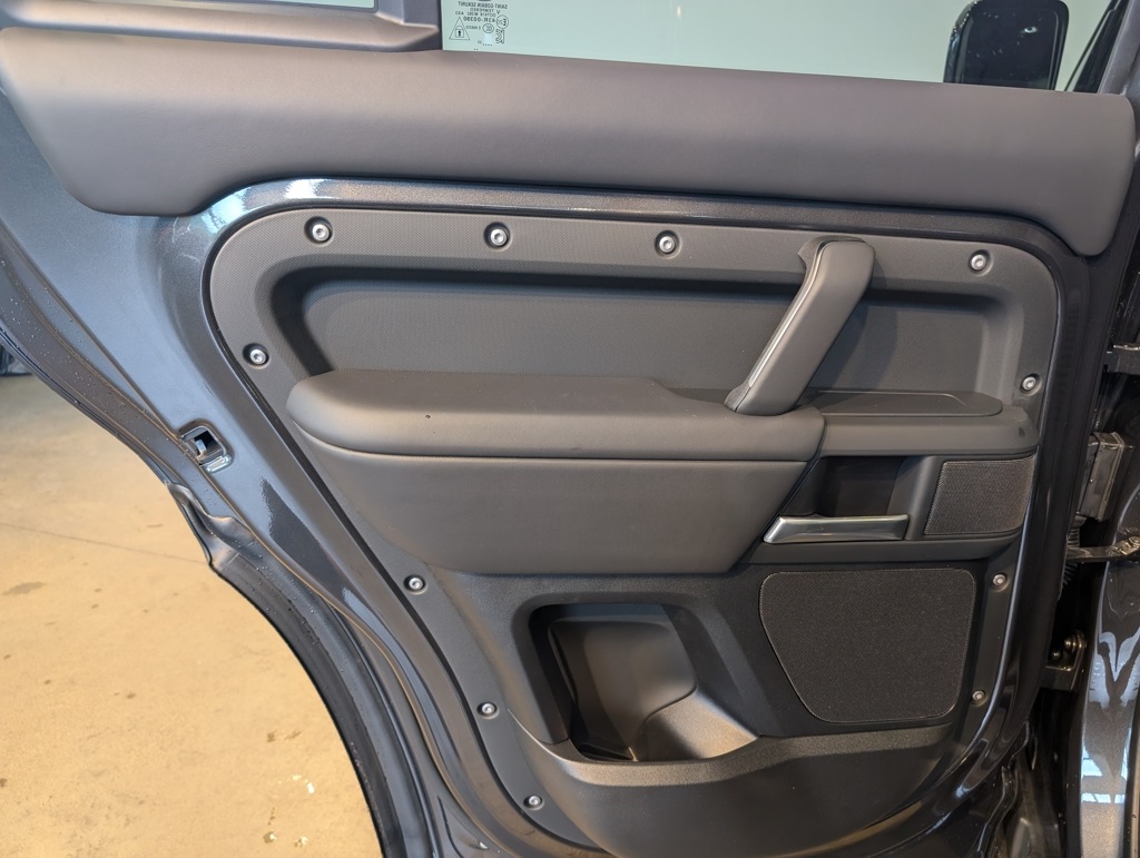 2025 Land Rover Defender 110 X-Dynamic SE photo 22