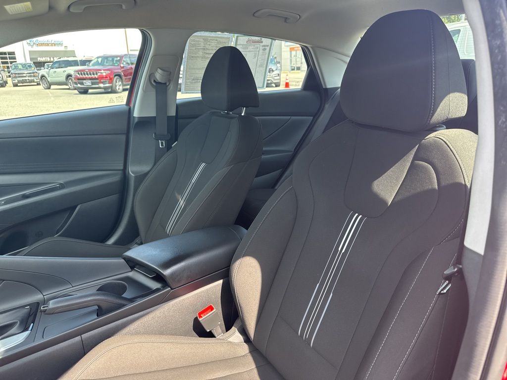 2023 Hyundai Elantra SEL photo 8
