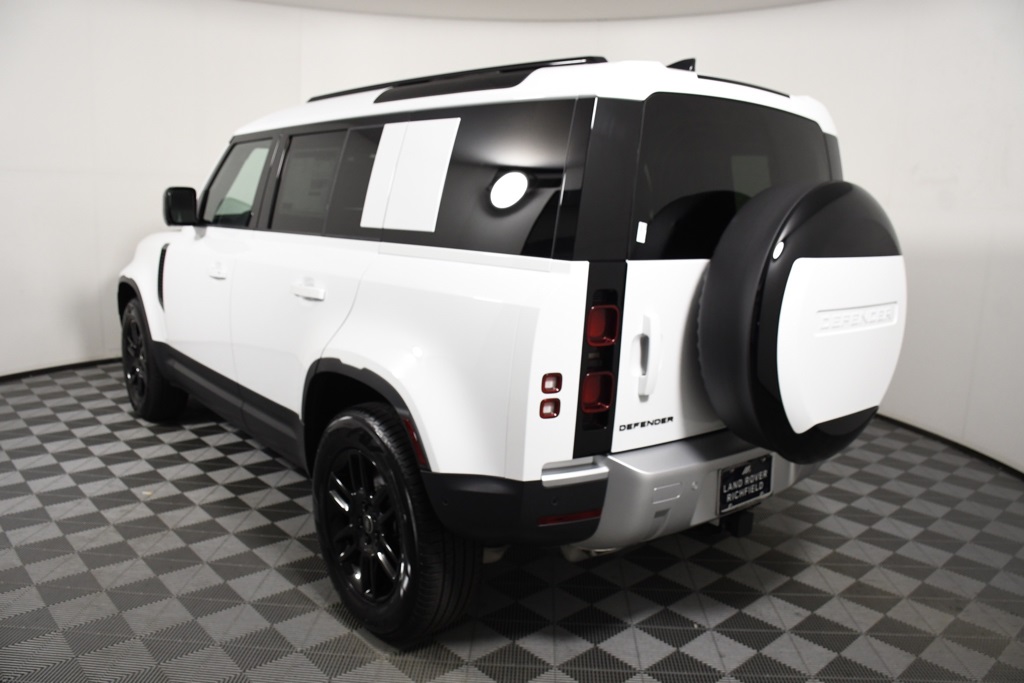 2025 Land Rover Defender 110 S photo 4