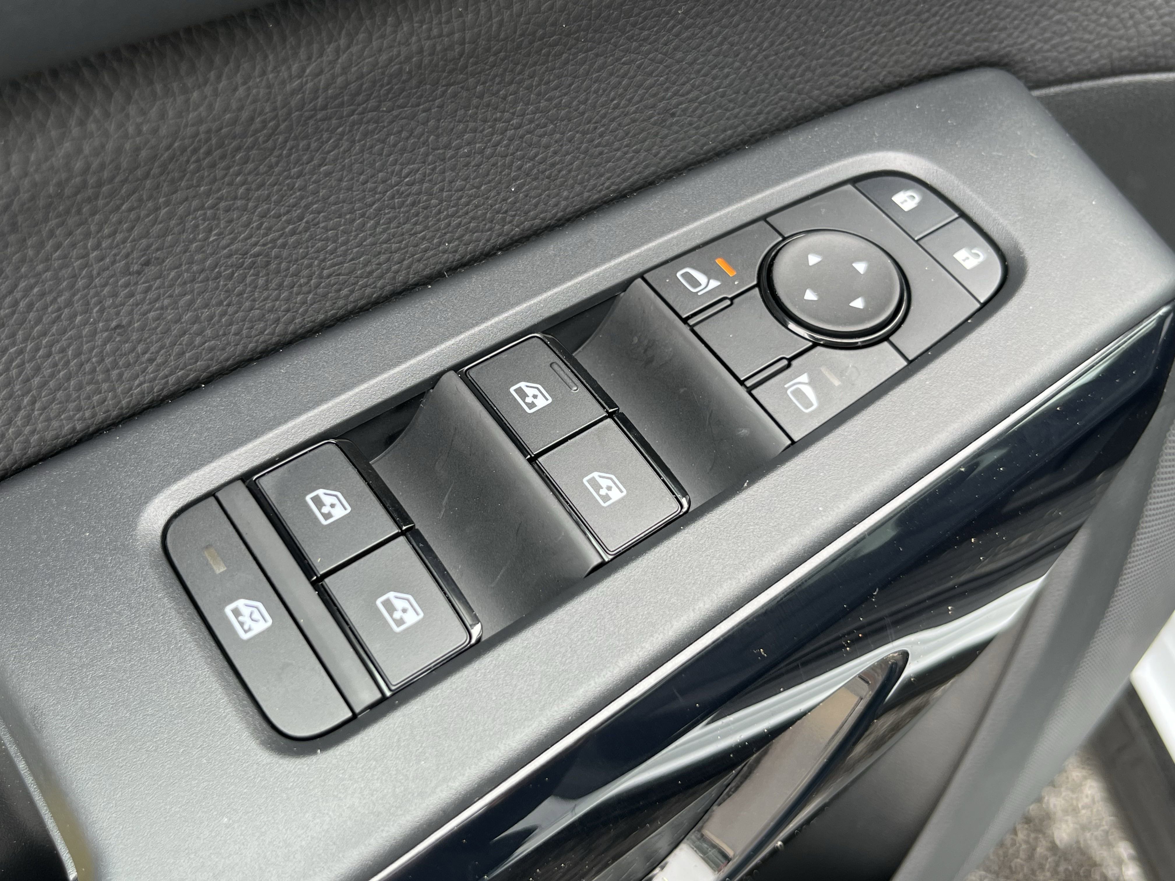2025 Nissan Pathfinder SV photo 3