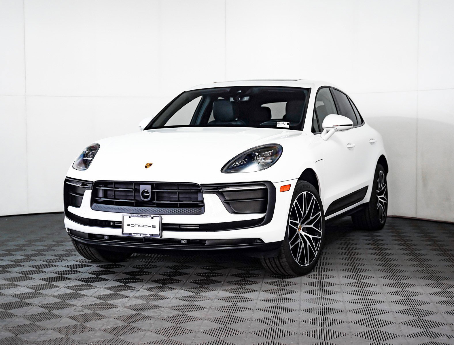 2025 Porsche Macan's photo