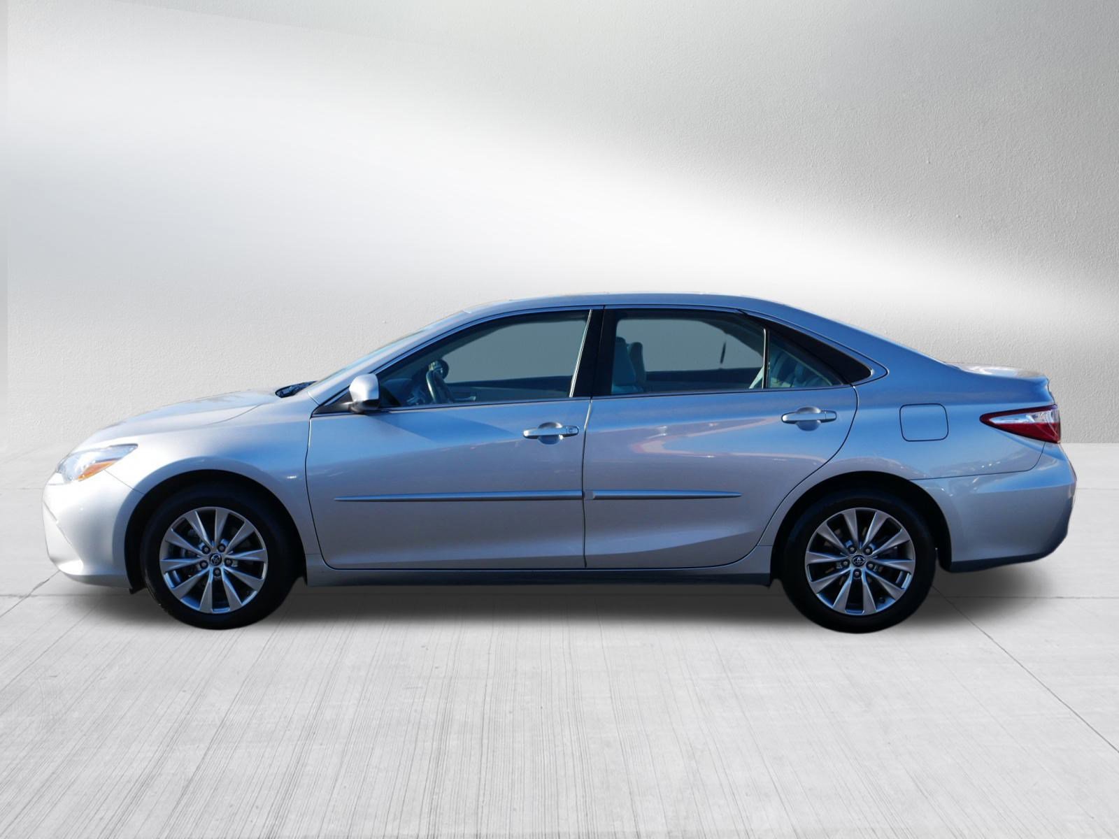 2015 Toyota Camry XLE photo 4