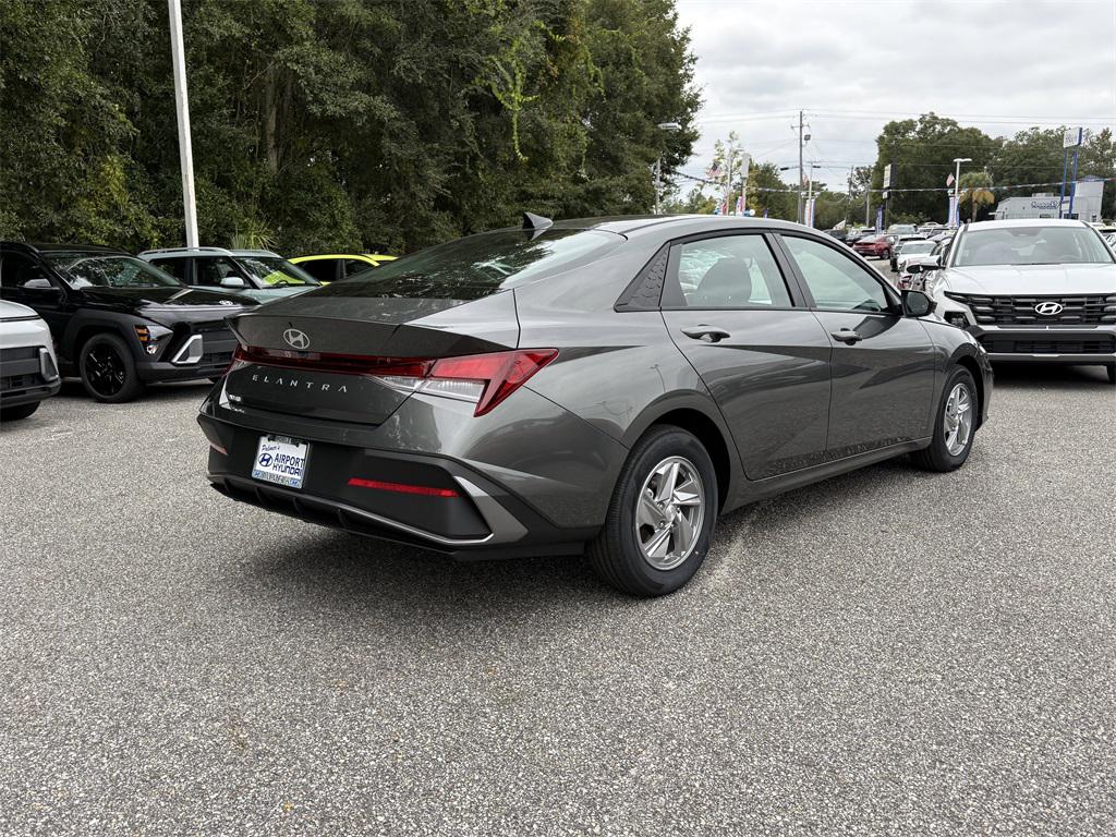 2026 Hyundai Elantra SE photo 3