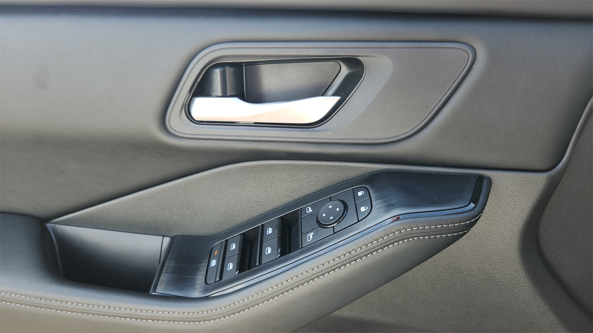 2025 Nissan Rogue SV photo 14