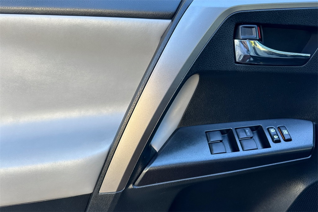 2017 Toyota RAV4 XLE photo 9