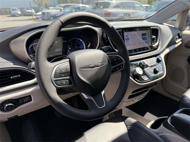 2023 Chrysler Pacifica Hybrid Touring L photo 2