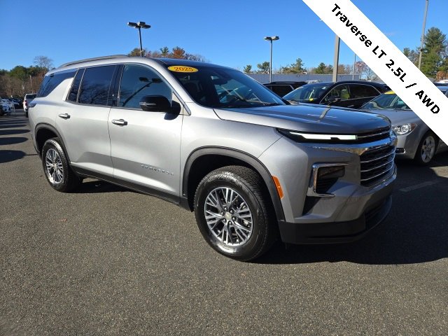 2025 Chevrolet Traverse photo 3