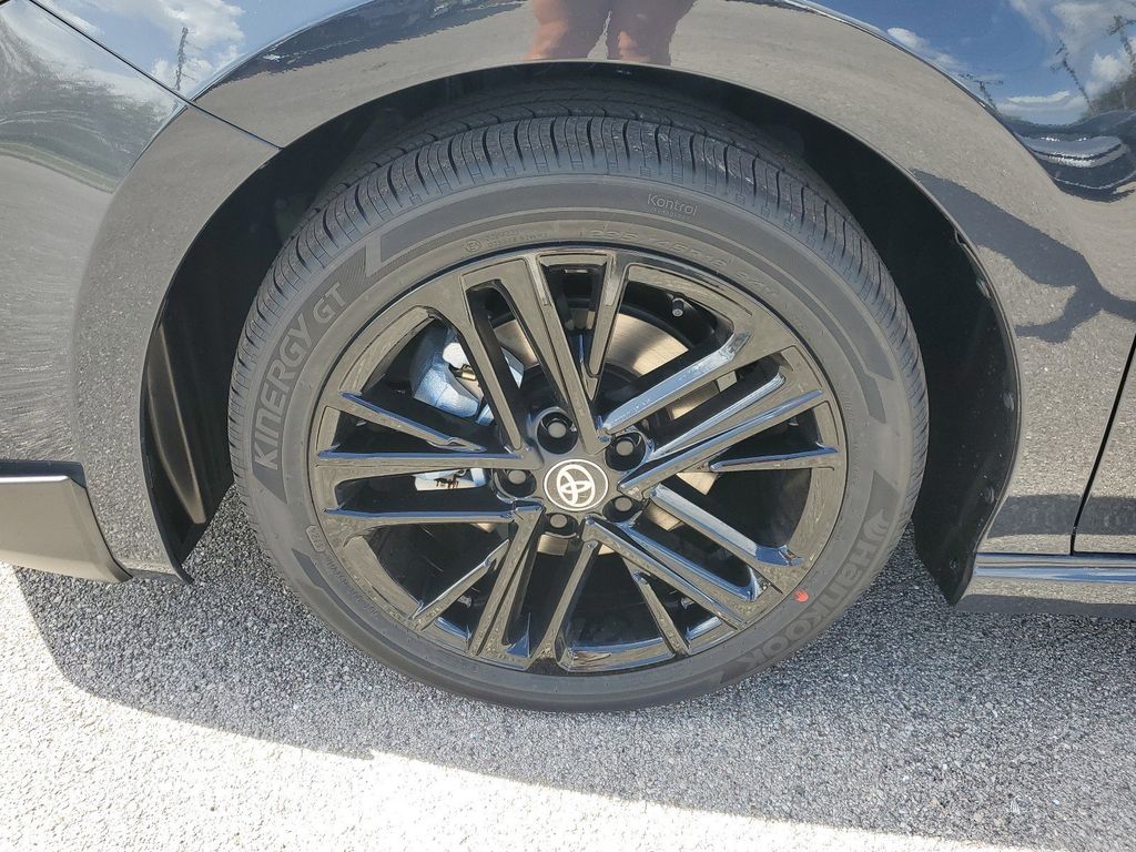 2025 Toyota Camry SE photo 9