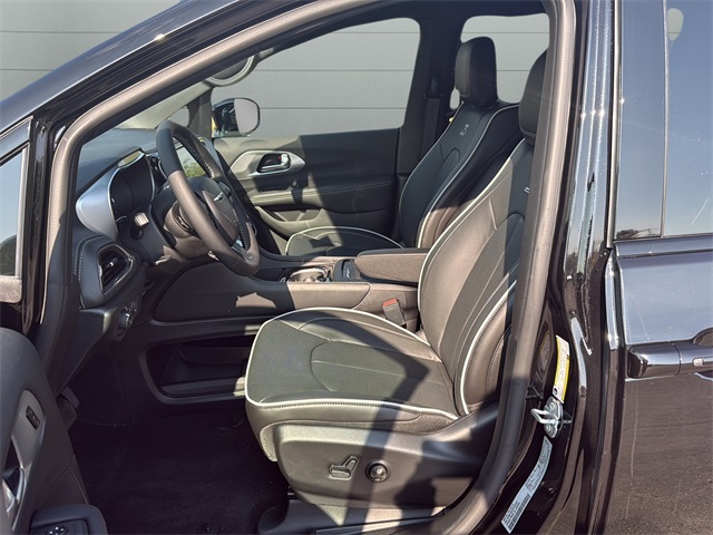 2026 Chrysler Pacifica Limited photo 10