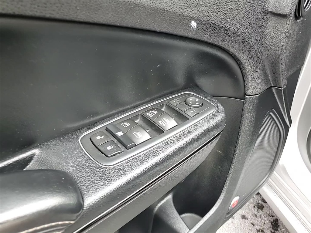 2016 Chrysler 300 S photo 21