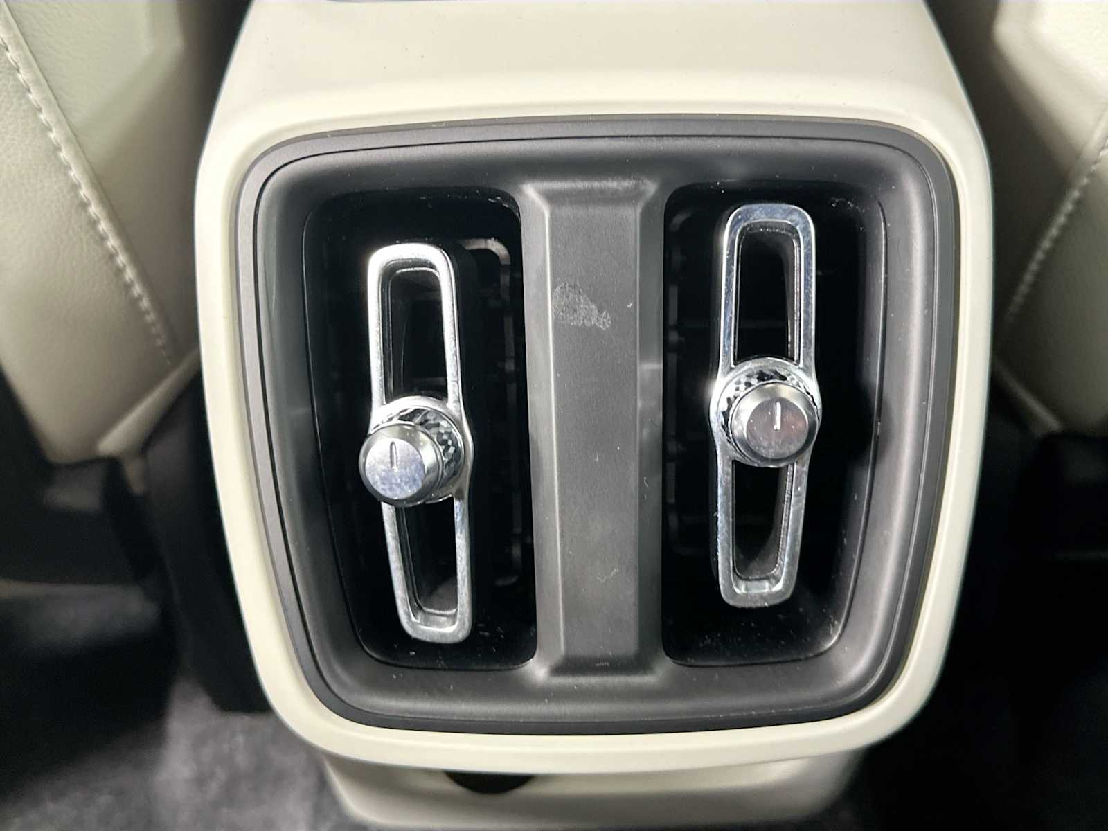 2025 Volvo XC40 AWD Plus photo 24
