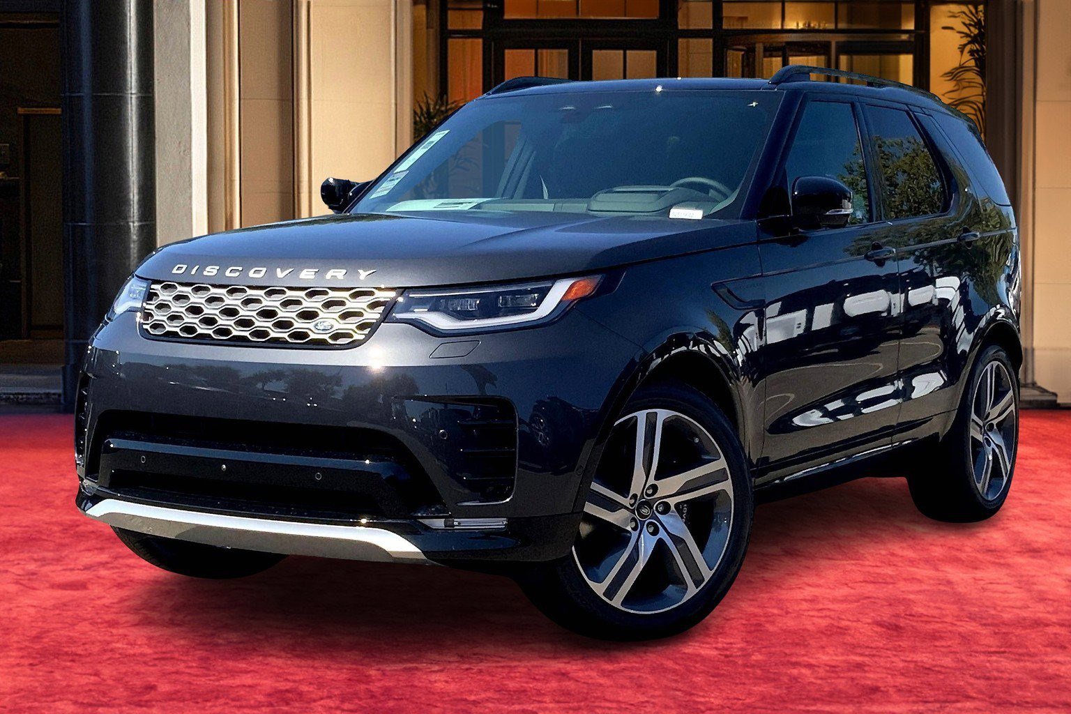 2025 Land Rover Discovery Metropolitan Edition's photo