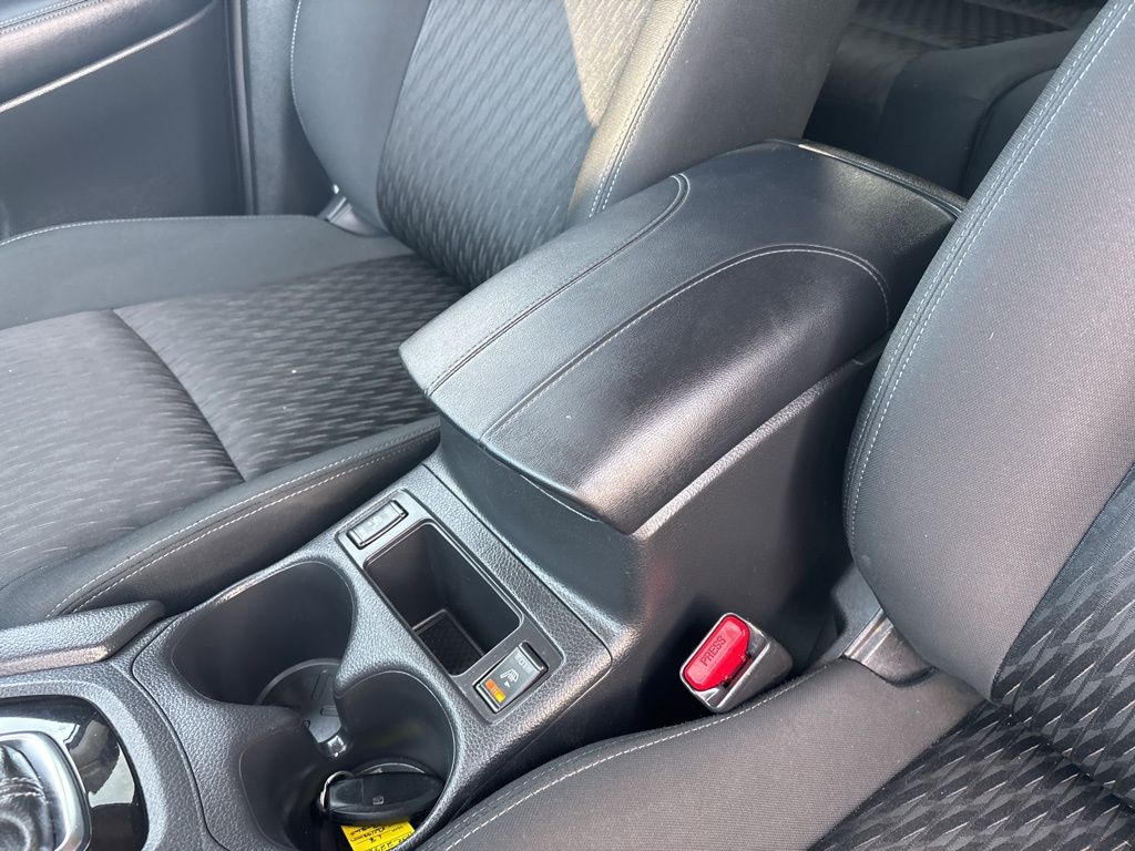 2018 Nissan Rogue SV photo 19