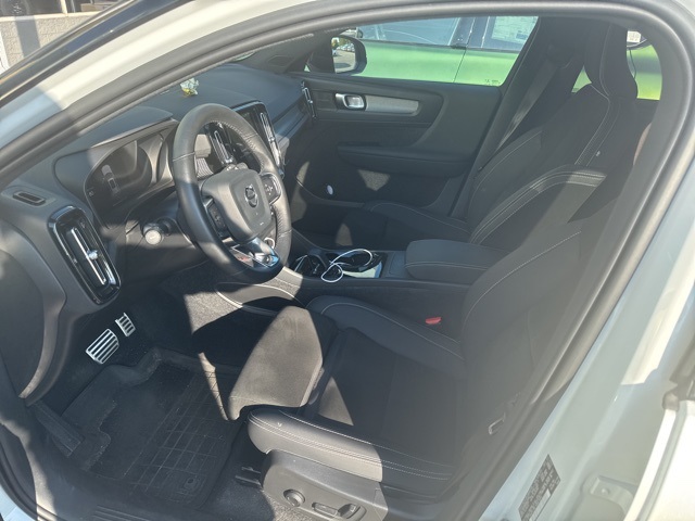 2022 Volvo XC40 Recharge P8 Ultimate photo 3