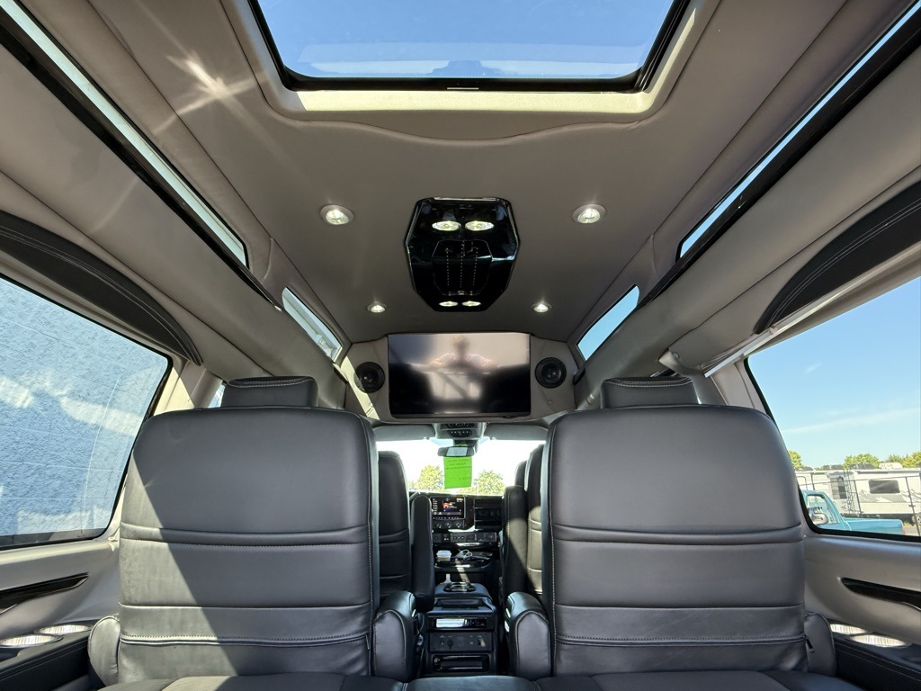 2025 Gmc Savana photo 9