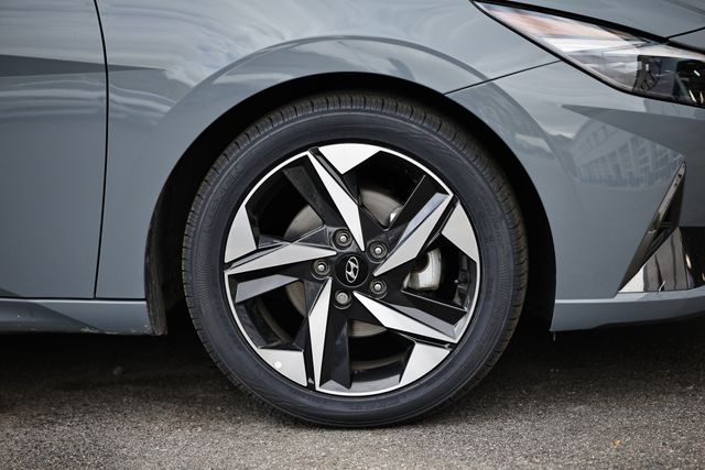 2022 Hyundai Elantra Limited photo 4