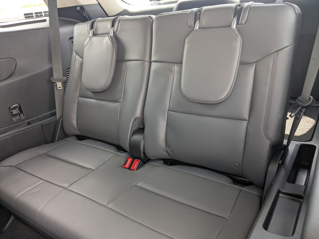 2025 Ford Explorer photo 16