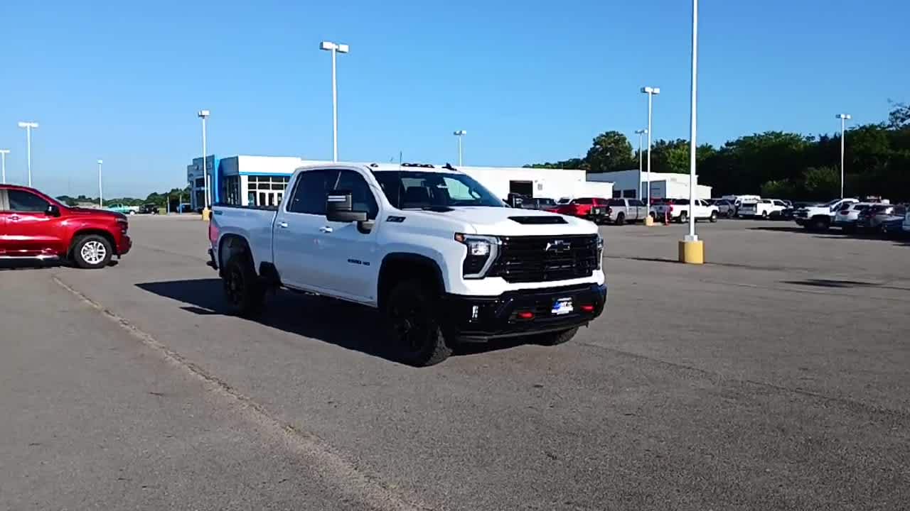 2025 Chevrolet Silverado 2500HD LT photo 2