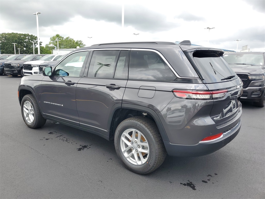 2025 Jeep Grand Cherokee Laredo X photo 3