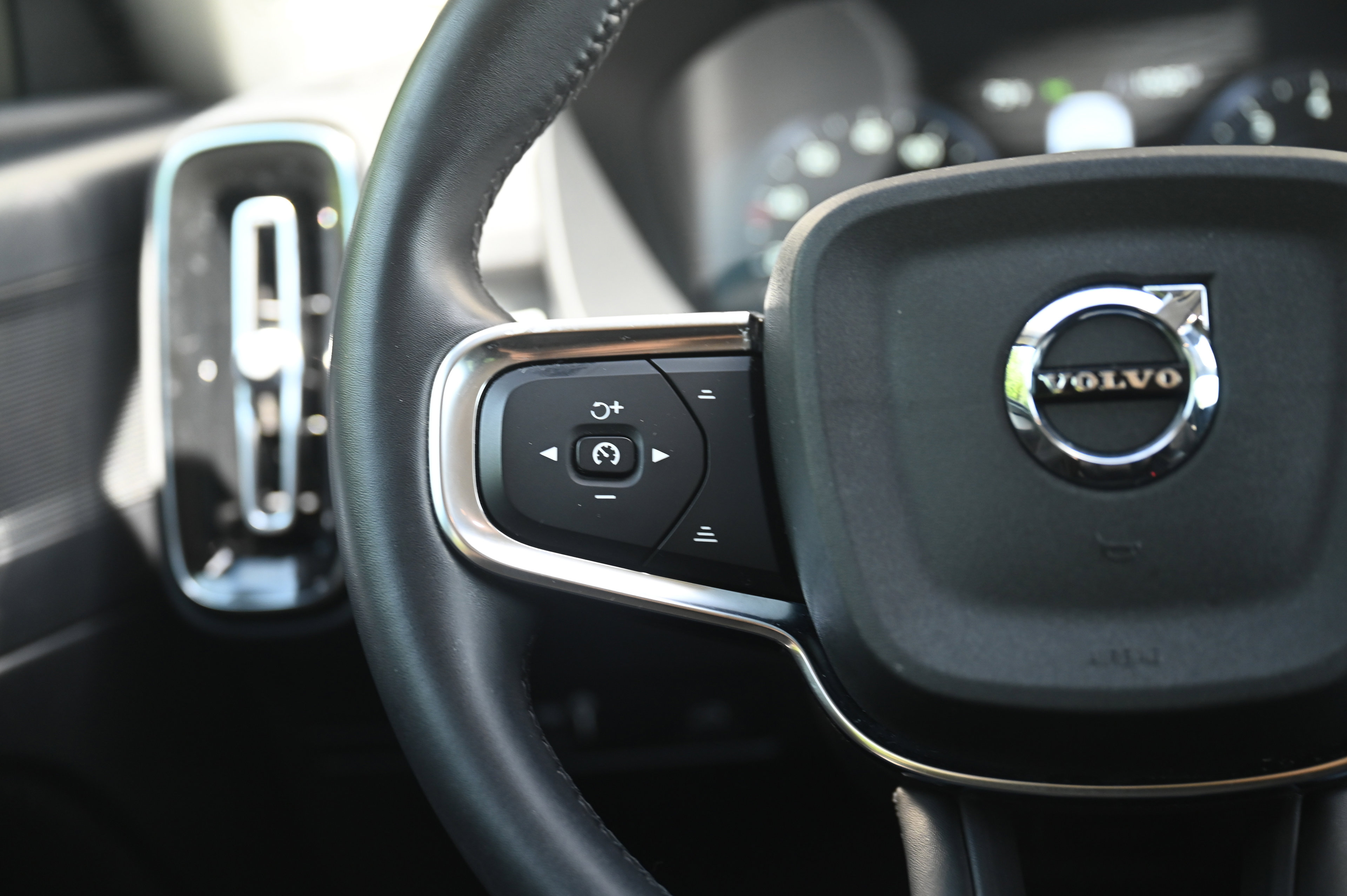 2022 Volvo XC40 Momentum photo 32