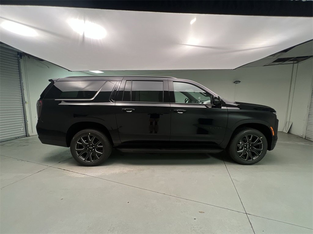 2025 Chevrolet Suburban RST photo 9