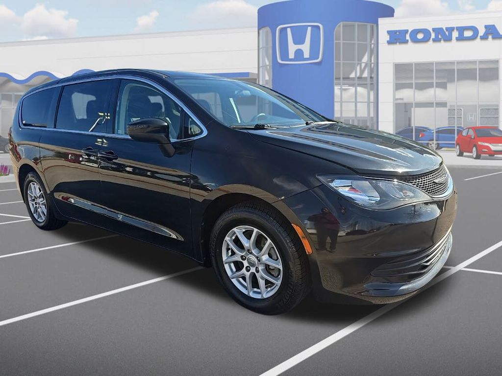 2018 Chrysler Pacifica LX's photo